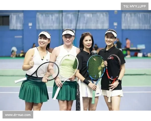 网球小组赛精彩对决 各路高手争夺晋级资格 上演激烈角逐